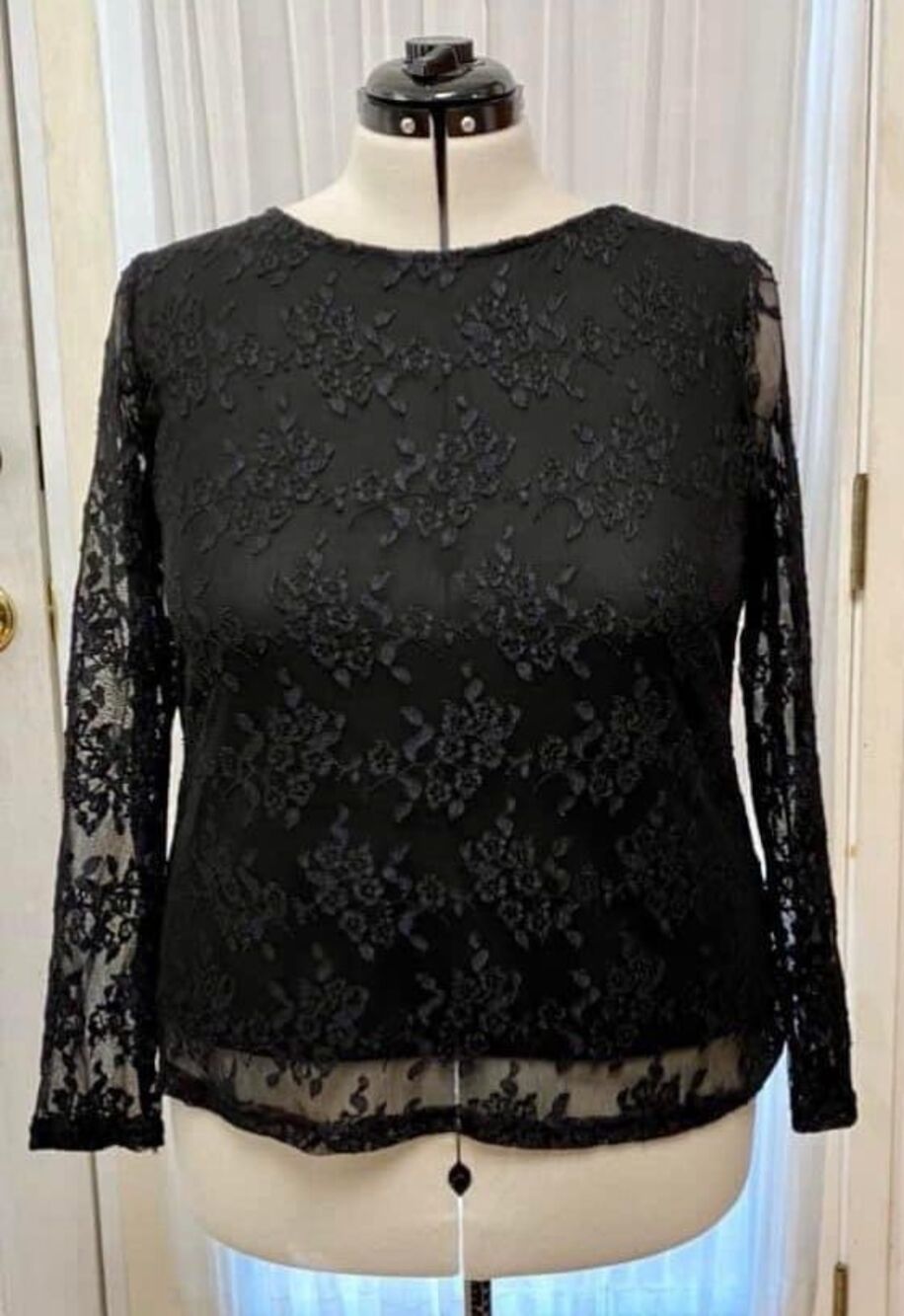 Jessica Holbrook black lace long sleeve women’s top. Size large.
